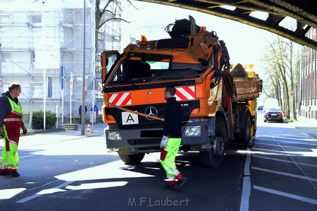 LKW blieb unter Bruecke haengen Koeln Deutz Deutz Muelheimerstr P160.JPG - Miklos Laubert